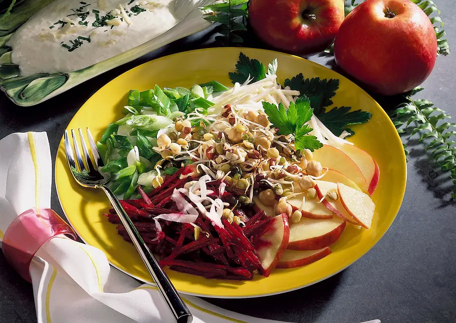 Rote Bete-Sellerie-Salat mit Meerrettich-Sahne-Soße Rezept Rote Bete-Sellerie-Salat mit Meerrettich-Sahne-Soße Rezept