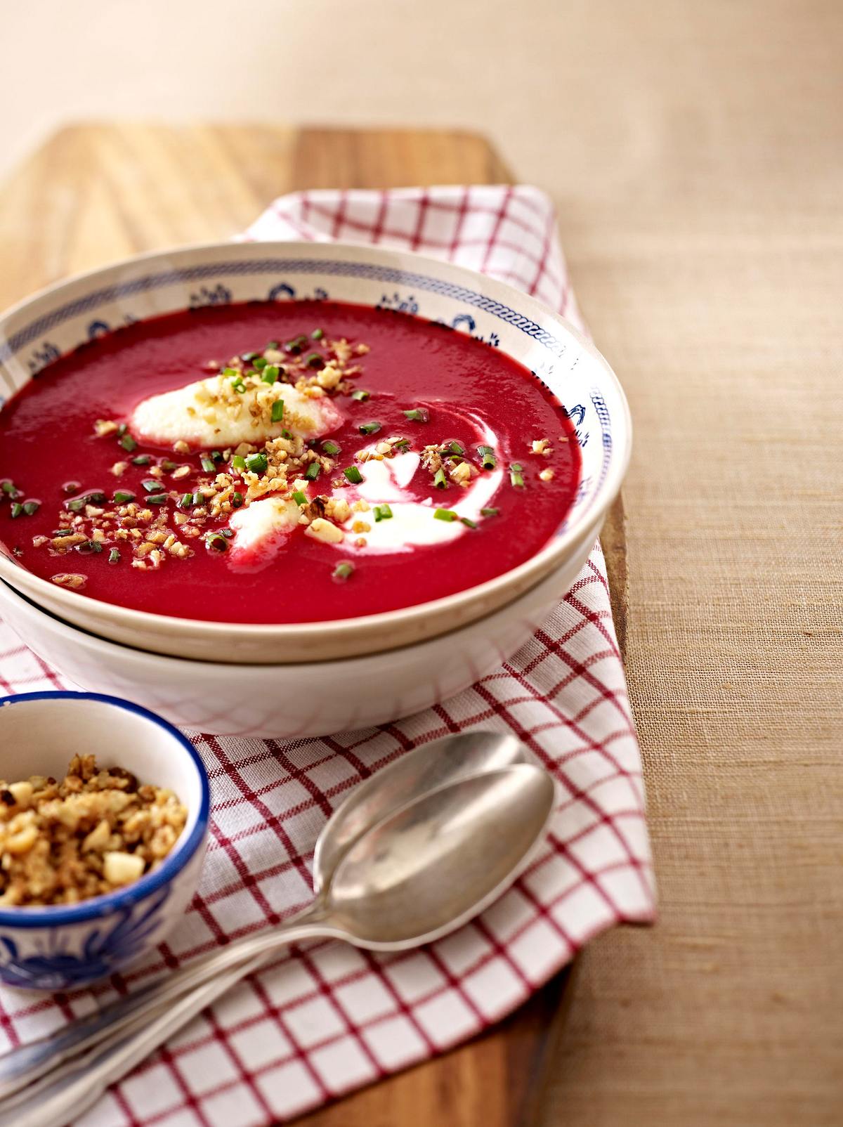 Rote-Bete-Sellerie-Suppe mit Grießnockerln Rezept