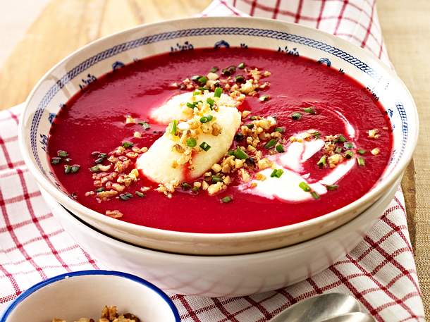 Rote Bete-Sellerie-Cremesuppe mit Käsenockerln Rezept Rote Bete-Sellerie-Cremesuppe mit Käsenockerln Rezept