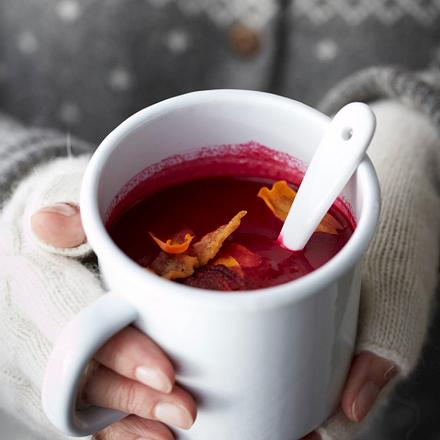 Rote-Bete-Suppe mit Gemüsechips Rezept Rote-Bete-Suppe mit Gemüsechips Rezept