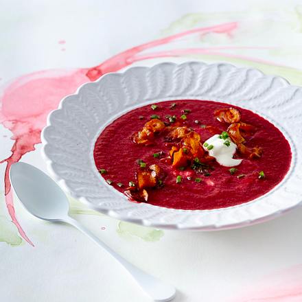 Rote-Bete-Suppe mit Möhrenchips Rezept Rote-Bete-Suppe mit Möhrenchips Rezept