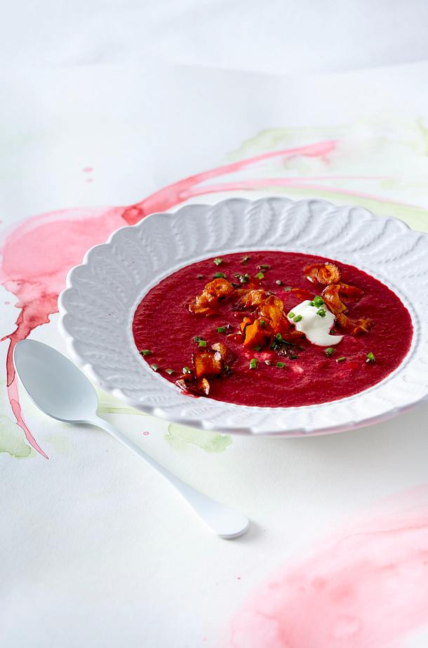 Rote-Bete-Suppe mit Möhrenchips Rezept Rote-Bete-Suppe mit Möhrenchips Rezept