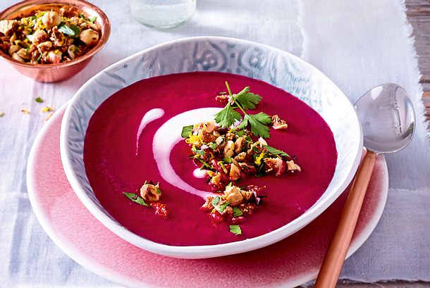 Rote-Bete-Suppe mit Nussstreuseln Rezept Rote-Bete-Suppe mit Nussstreuseln Rezept