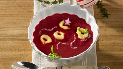 Rote Bete-Suppe mit Tortellini Rezept - Foto: LECKER @ Bauer Media Group