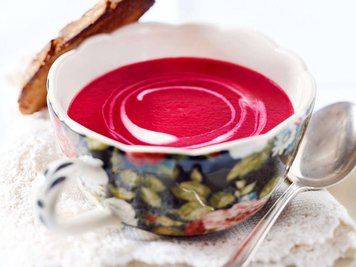 Feine Rote-Bete-Suppe mit Crème fraîche