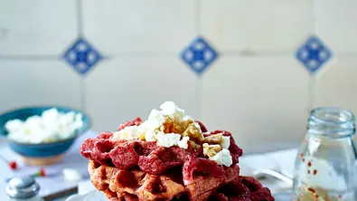 Rote-Bete-Waffeln mit Feta Rezept - Foto: LECKER @ Bauer Media Group