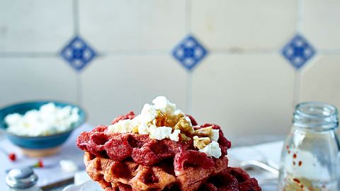Rote-Bete-Waffeln mit Feta Rezept - Foto: House of Food / Bauer Food Experts KG