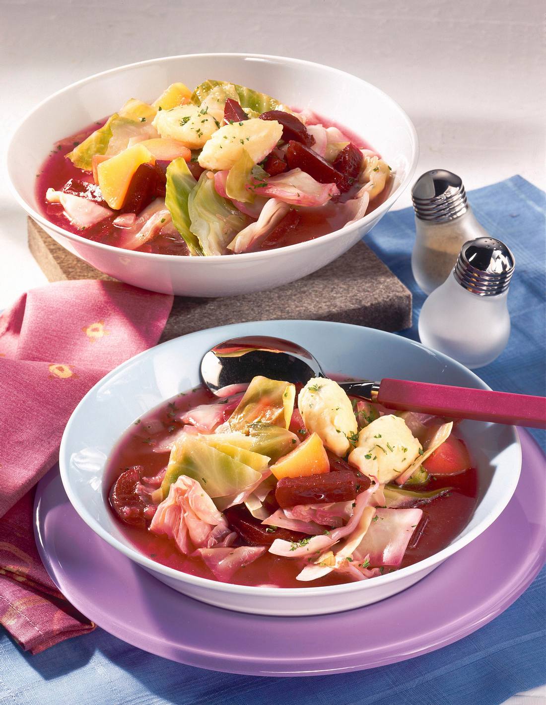 Rote Bete-Weißkohl-Eintopf mit Meerrettich-Klößchen Rezept Rote Bete-Weißkohl-Eintopf mit Meerrettich-Klößchen Rezept