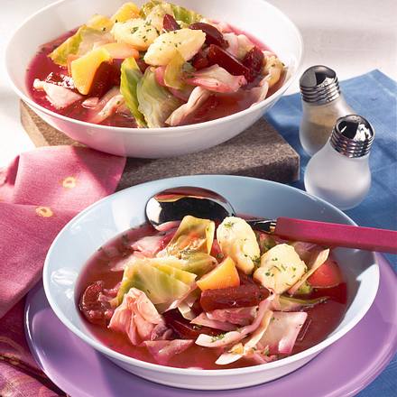 Rote Bete-Weißkohl-Eintopf mit Meerrettich-Klößchen Rezept Rote Bete-Weißkohl-Eintopf mit Meerrettich-Klößchen Rezept