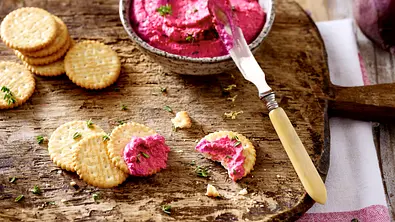 Rote Bete-Ziegenkäse-Dip Rezept - Foto: LECKER @ Bauer Media Group