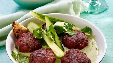 Rote Frikadellen in grünem Curry mit Minigurken Rezept - Foto: LECKER @ Bauer Media Group