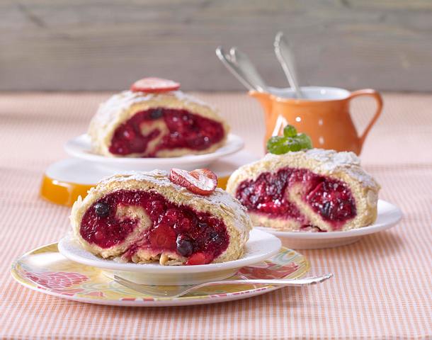 Rote-Grütze-Biskuitrolle Rezept