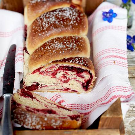 Rote-Grütze-Hefekuchen aus der Kastenform Rezept Rote-Grütze-Hefekuchen aus der Kastenform Rezept