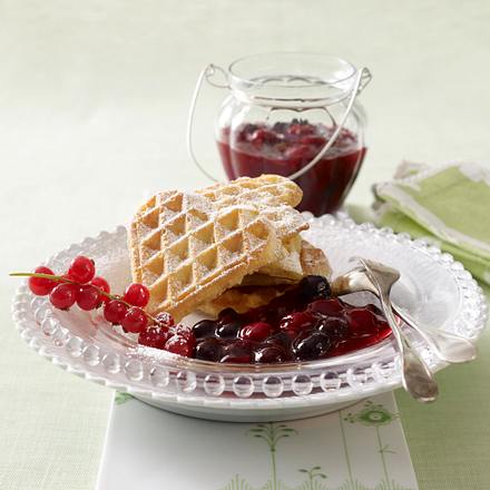 Rote Grütze mit Buttermilch-Waffeln Rezept