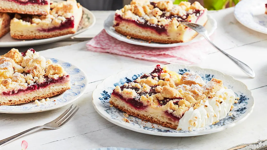 Hefekuchen - luftig-leckeres Lieblingsgebäck | LECKER Hefekuchen - luftig-leckeres Lieblingsgebäck | LECKER