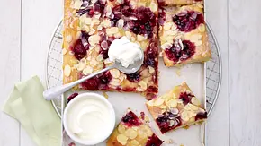 Rote-Grütze-Butterkuchen Rezept - Foto: LECKER @ Bauer Media Group Rote-Grütze-Butterkuchen Rezept - Foto: LECKER @ Bauer Media Group