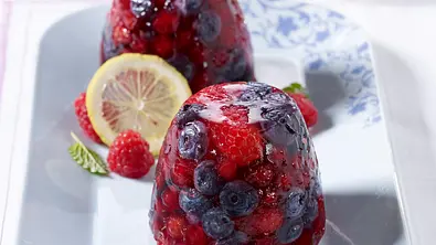 Rote Grütze-Gelee mit Vanillesoße Rezept - Foto: LECKER @ Bauer Media Group