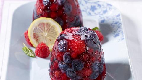 Rote Grütze-Gelee mit Vanillesoße Rezept - Foto: House of Food / Bauer Food Experts KG