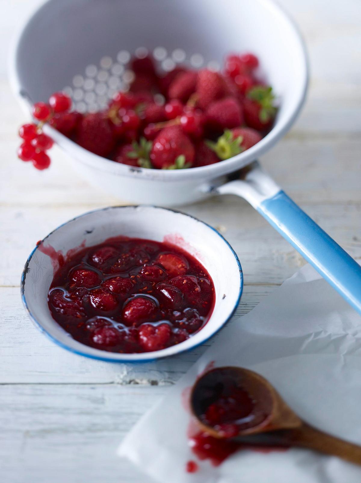 Rote-Grütze-Konfitüre aus Kirschen, Johannisbeeren, Himbeeren und Erdbeeren Rezept