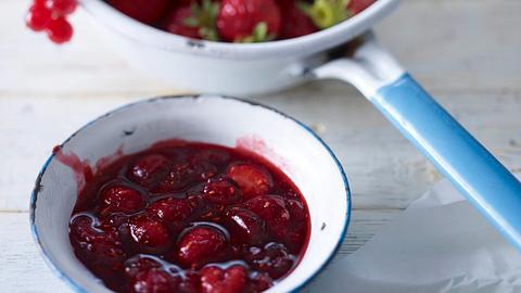 Rote-Grütze-Konfitüre aus Kirschen, Johannisbeeren, Himbeeren und Erdbeeren Rezept - Foto: House of Food / Bauer Food Experts KG