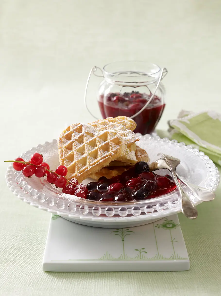 Rote Grütze mit Buttermilch-Waffeln Rezept Rote Grütze mit Buttermilch-Waffeln Rezept