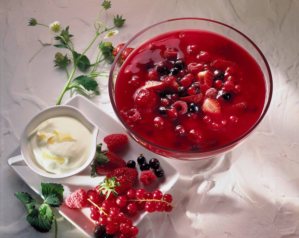 Rote Grütze mit Eierlikörsahne Rezept