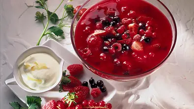 Rote Grütze mit Eierlikörsahne Rezept - Foto: LECKER @ Bauer Media Group