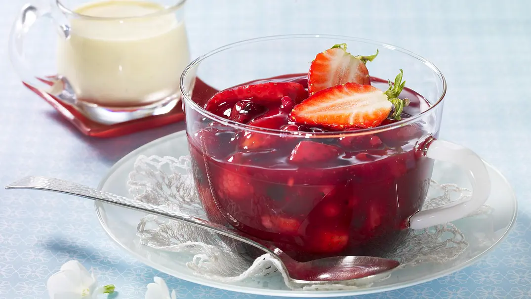 Rote Grütze mit Vanillesoße Rezept - Foto: LECKER @ Bauer Media Group Rote Grütze mit Vanillesoße Rezept - Foto: LECKER @ Bauer Media Group
