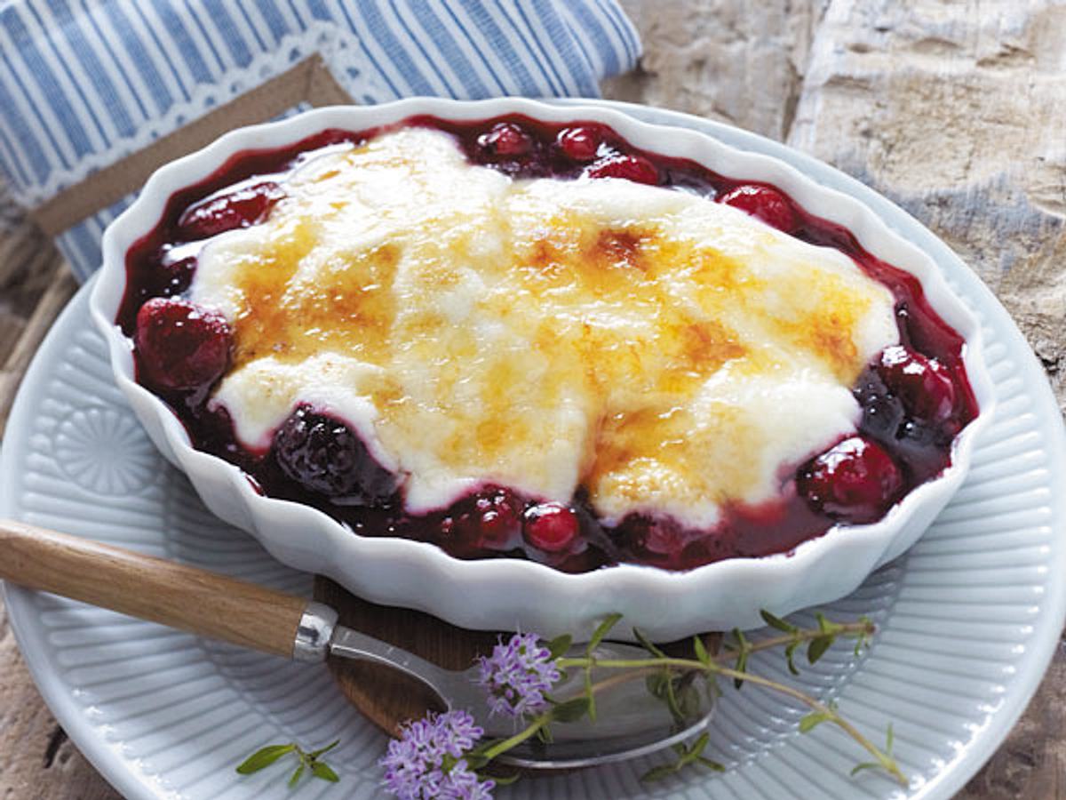 Rote Grütze unter Joghurt mit Zuckerkruste Rezept