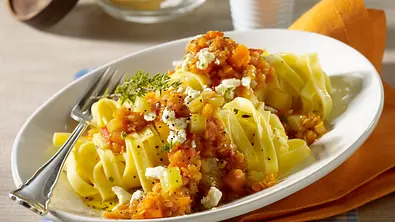 Rote-Linsen-Bolognese zu Tagliatelle Rezept - Foto: LECKER @ Bauer Media Group