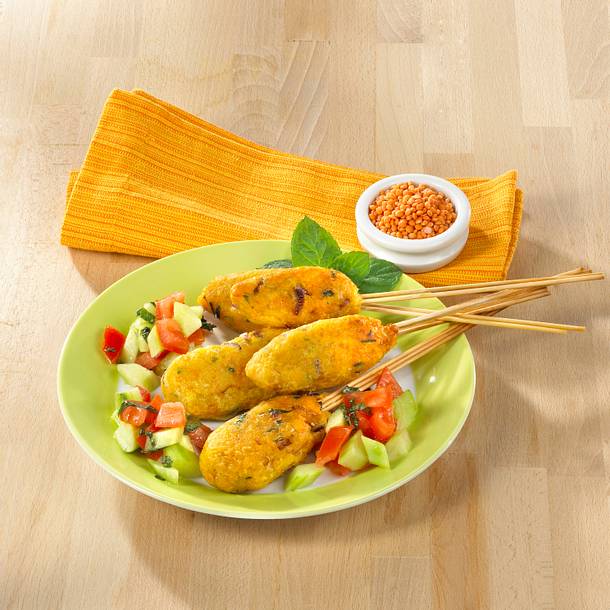 Rote-Linsen-Kebabs auf Gurke-Minze-Salat Rezept Rote-Linsen-Kebabs auf Gurke-Minze-Salat Rezept