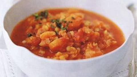 Rote-Linsen-Suppe mit Aprikosen und Kreuzkümmel von Cynthia Barcomi Rezept - Foto: House of Food / Bauer Food Experts KG