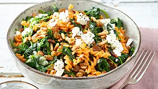 Rote Linsennudeln mit Spinat und Feta Rezept - Foto: LECKER @ Bauer Media Group Rote Linsennudeln mit Spinat und Feta Rezept - Foto: LECKER @ Bauer Media Group