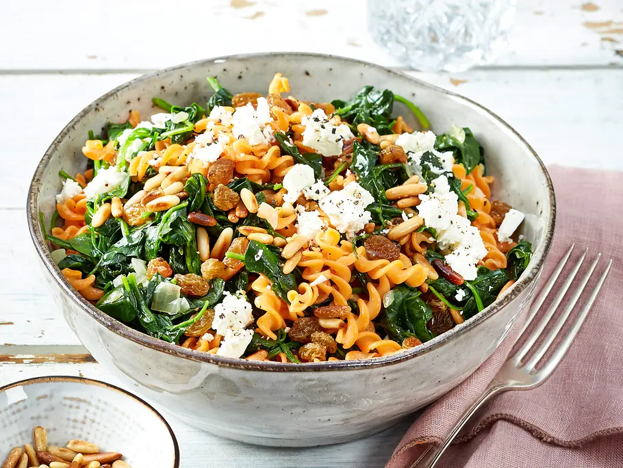 Rote Linsennudeln mit Spinat und Feta Rezept Rote Linsennudeln mit Spinat und Feta Rezept