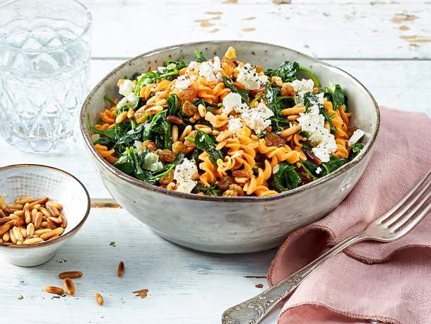 Rote Linsennudeln mit Spinat und Feta Rezept Rote Linsennudeln mit Spinat und Feta Rezept