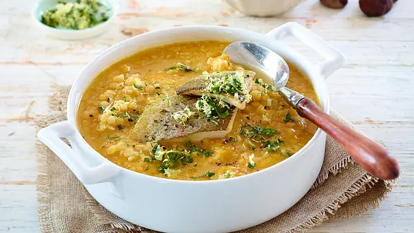 Rote Linsensuppe mit gebratener Lachsforelle Rezept - Foto: LECKER @ Bauer Media Group Rote Linsensuppe mit gebratener Lachsforelle Rezept - Foto: LECKER @ Bauer Media Group