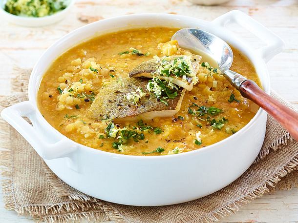 Rote Linsensuppe mit gebratener Lachsforelle und Zitronen-Gremolata Rezept Rote Linsensuppe mit gebratener Lachsforelle und Zitronen-Gremolata Rezept