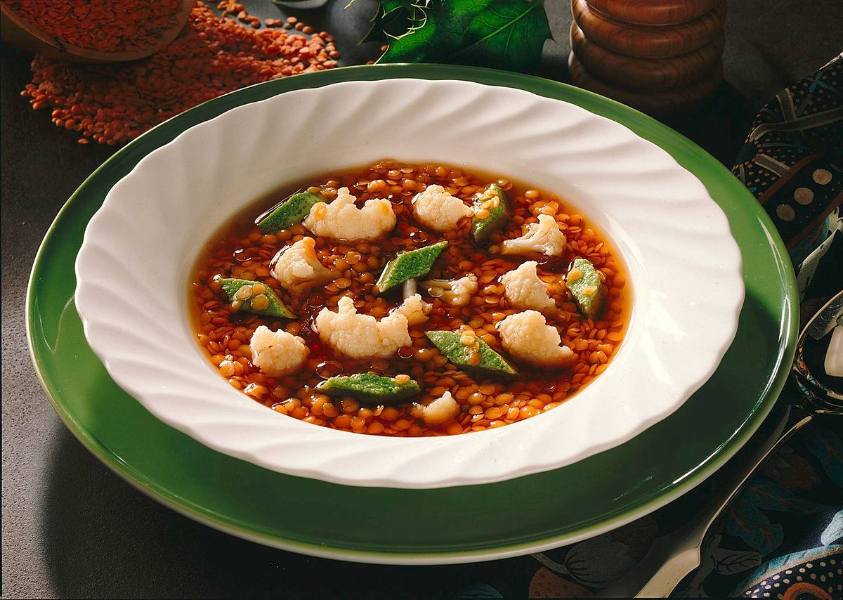 Rote Linsensuppe mit grünem Eierstich und Blumenko Rezept