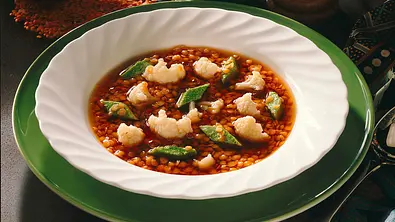 Rote Linsensuppe mit grünem Eierstich und Blumenko Rezept - Foto: LECKER @ Bauer Media Group Rote Linsensuppe mit grünem Eierstich und Blumenko Rezept - Foto: LECKER @ Bauer Media Group