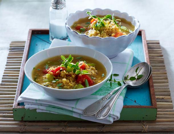 Rote Linsensuppe mit Staudensellerie, Tomaten und Meerrettich-Crème fraîche Rezept Rote Linsensuppe mit Staudensellerie, Tomaten und Meerrettich-Crème fraîche Rezept
