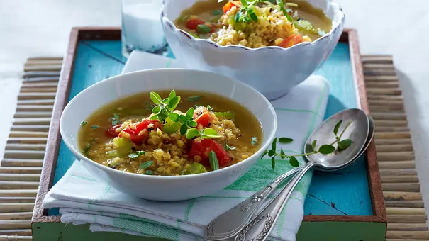 Rote Linsensuppe mit Staudensellerie und Meerrettich-Schmand Rezept - Foto: LECKER @ Bauer Media Group Rote Linsensuppe mit Staudensellerie und Meerrettich-Schmand Rezept - Foto: LECKER @ Bauer Media Group