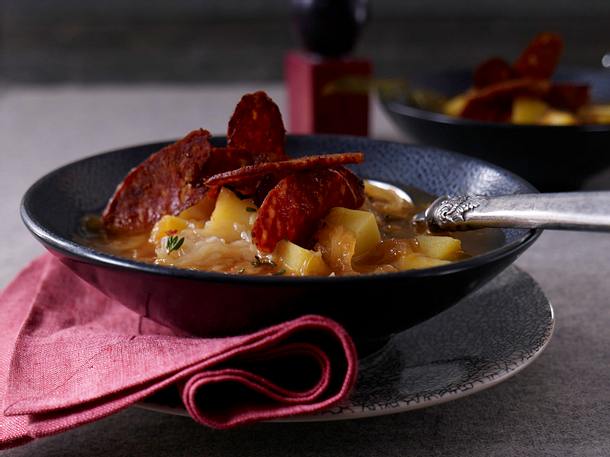 Rote Sauerkraut Suppe Mit Chorizo Chips Rezept Lecker