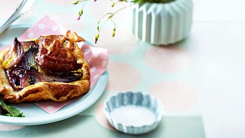 Rote-Zwiebel-Tartes mit Senfcreme Rezept - Foto: House of Food / Bauer Food Experts KG