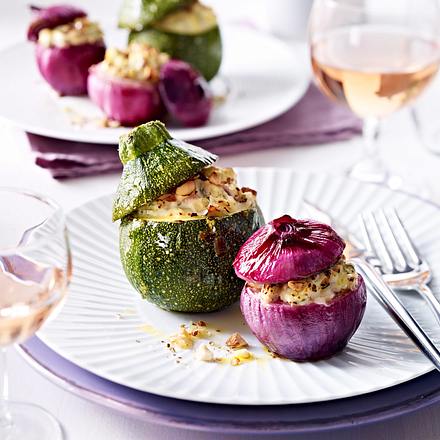 Rote Zwiebeln und runde Zucchini mit Füllung Rezept Rote Zwiebeln und runde Zucchini mit Füllung Rezept