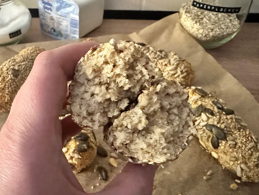 Frisch gebackene Protein-Quarkstangen von innen Frisch gebackene Protein-Quarkstangen von innen