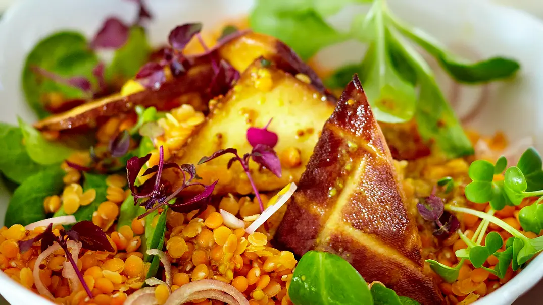 Roter Linsen-Salat mit geräuchertem Tofu, Feldsalat, Shisokresse und Senf-Dressing Rezept - Foto: LECKER @ Bauer Media Group