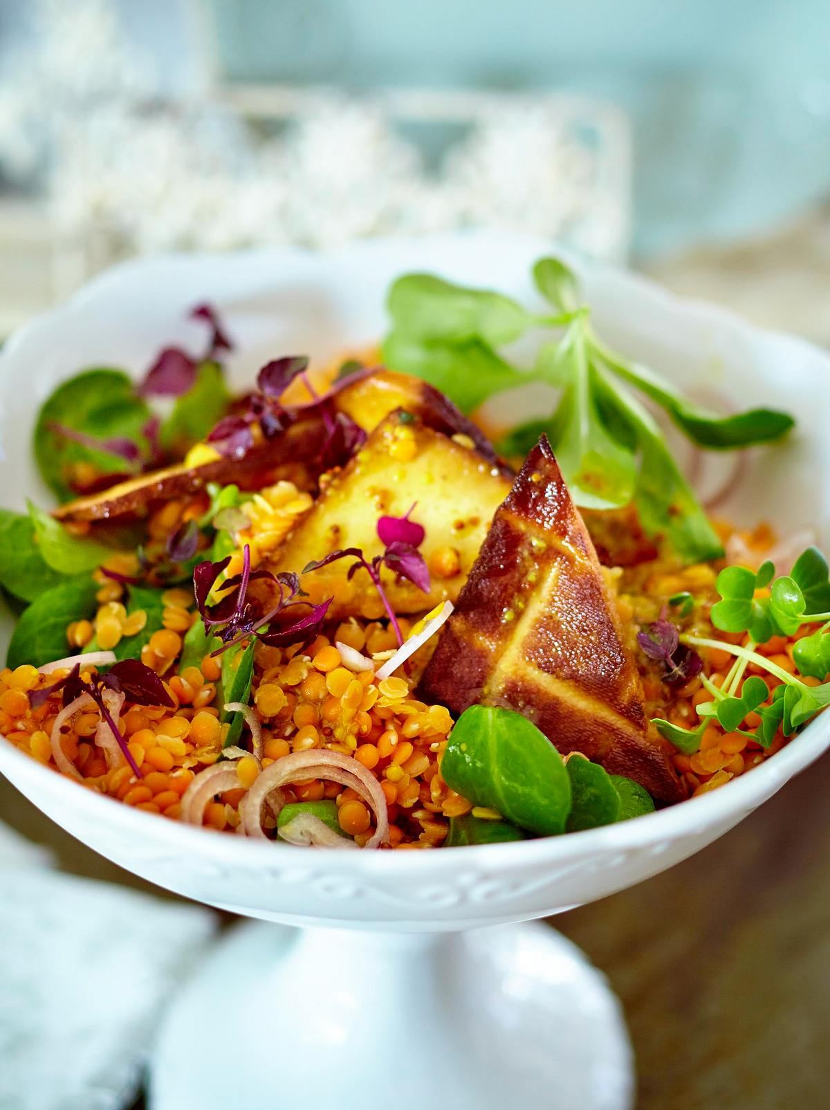 Roter Linsen-Salat mit geräuchertem Tofu, Feldsalat, Shisokresse und Senf-Dressing Rezept