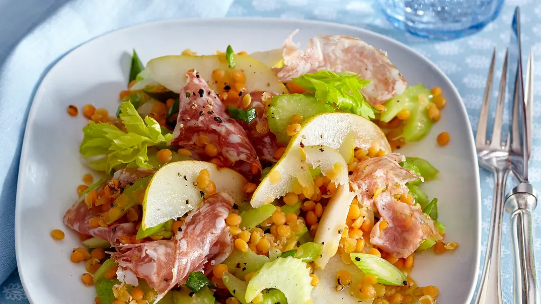 Roter Linsensalat mit Staudensellerie, Birnenspalten und Fenchelsalami Rezept - Foto: LECKER @ Bauer Media Group Roter Linsensalat mit Staudensellerie, Birnenspalten und Fenchelsalami Rezept - Foto: LECKER @ Bauer Media Group