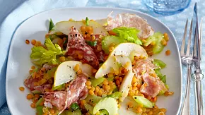 Roter Linsensalat mit Staudensellerie, Birnenspalten und Fenchelsalami Rezept - Foto: LECKER @ Bauer Media Group