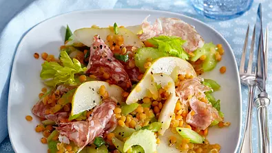 Roter Linsensalat mit Staudensellerie, Birnenspalten und Fenchelsalami Rezept - Foto: LECKER @ Bauer Media Group